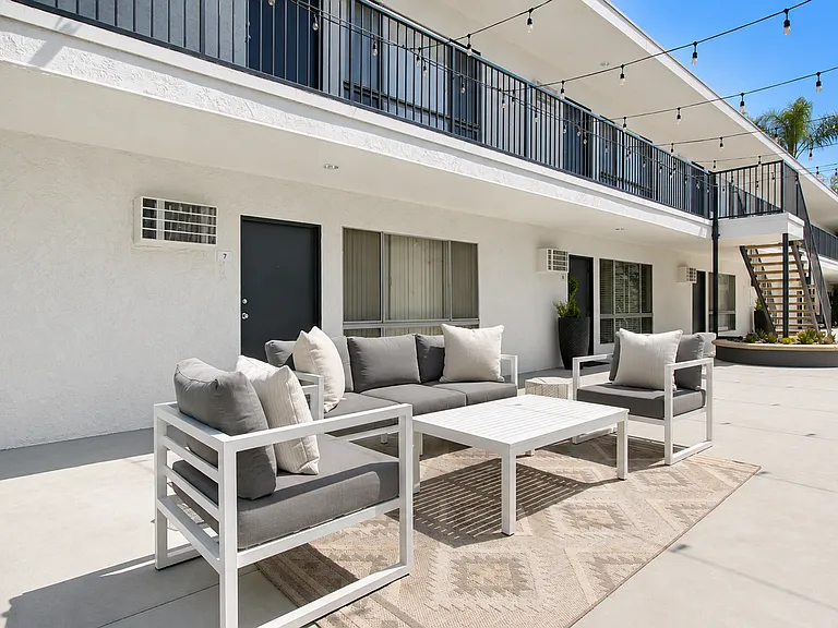 Terraces at Tarzana — Photo 9