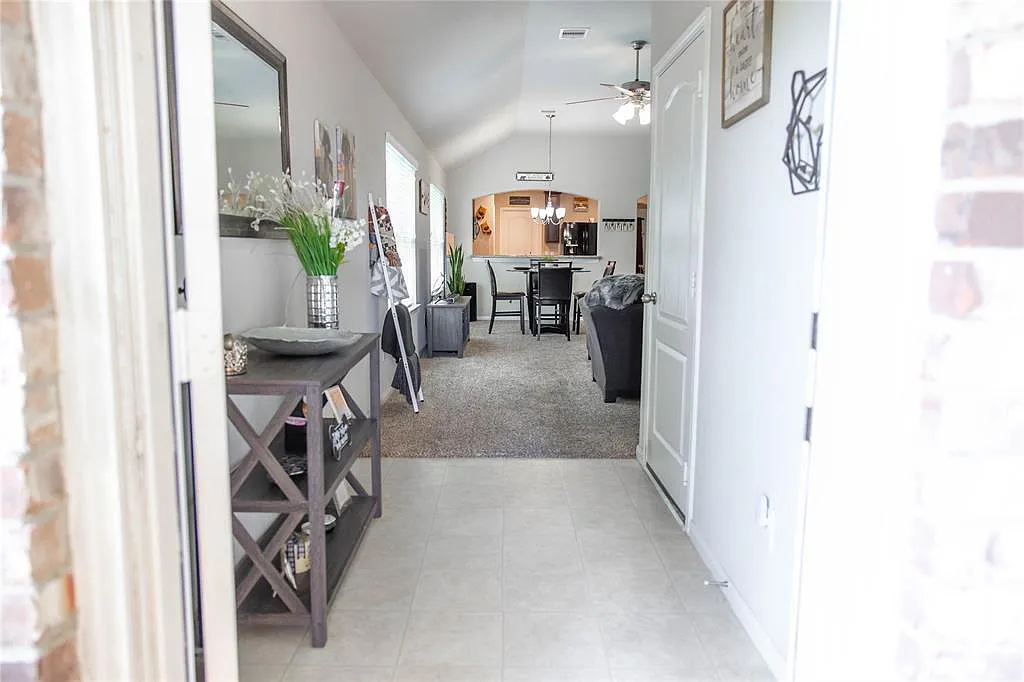 3 bed, 2.0 bath, 1419 sqft, $1,900 — Photo 2