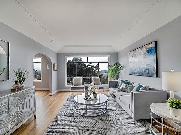3rd image of 135 Beverly St