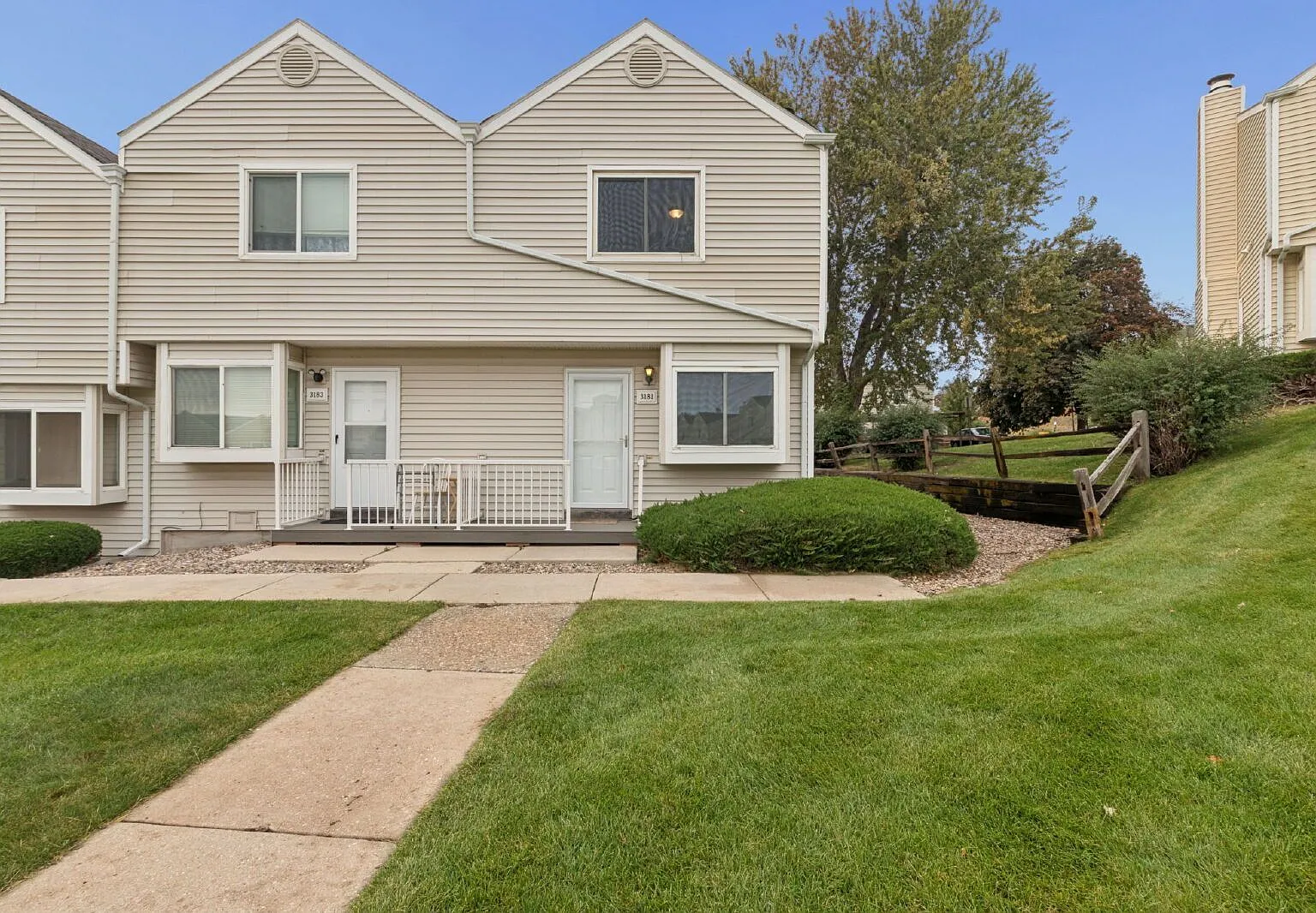 2 bed, 1.5 bath, 992 sqft, $1,595 — Photo 2