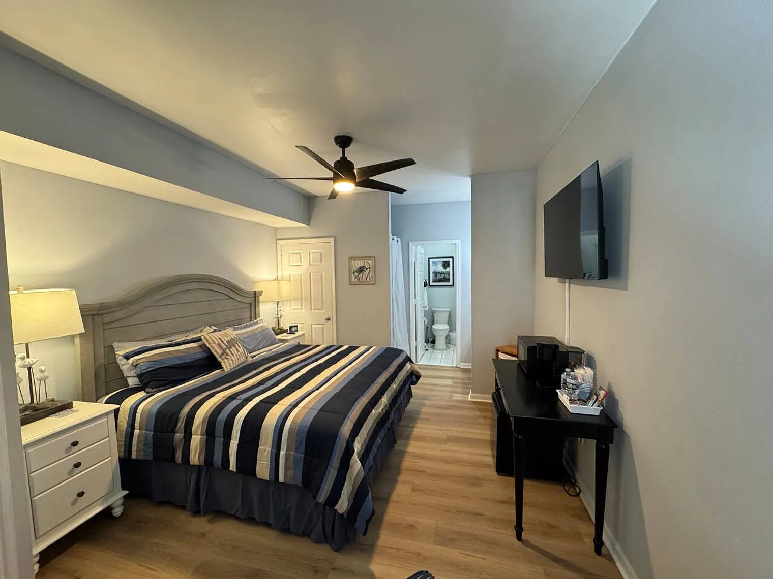 1 bed, 1.0 bath, 322 sqft, $1,417 — Photo 2