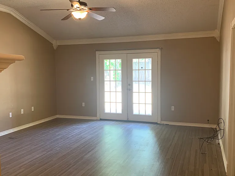 705 Shea St — Photo 12