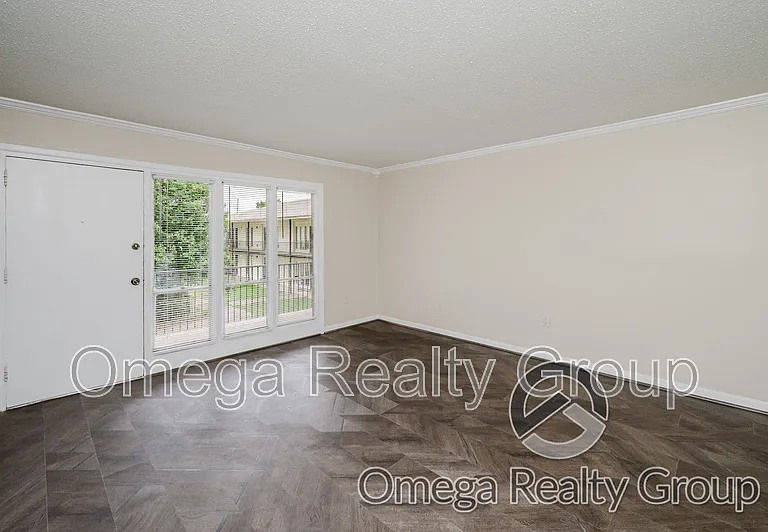 South Court Apartments — Photo 14