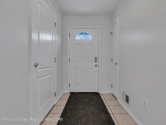 5th image of 61 Aspen Court