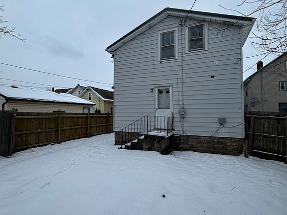 2nd image of 560 Linden Ave #3