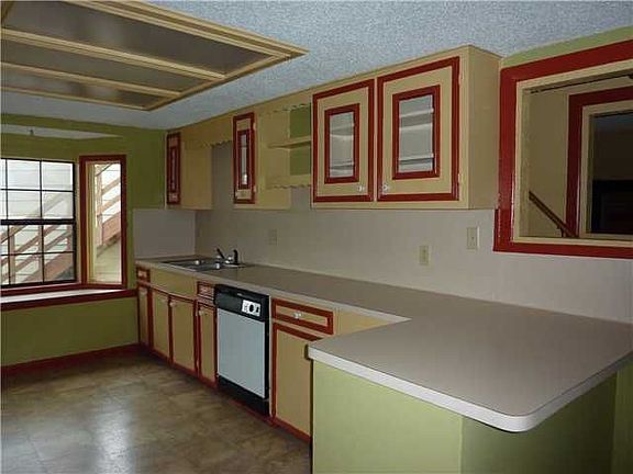 3rd image of 1202 Oakwood Dr