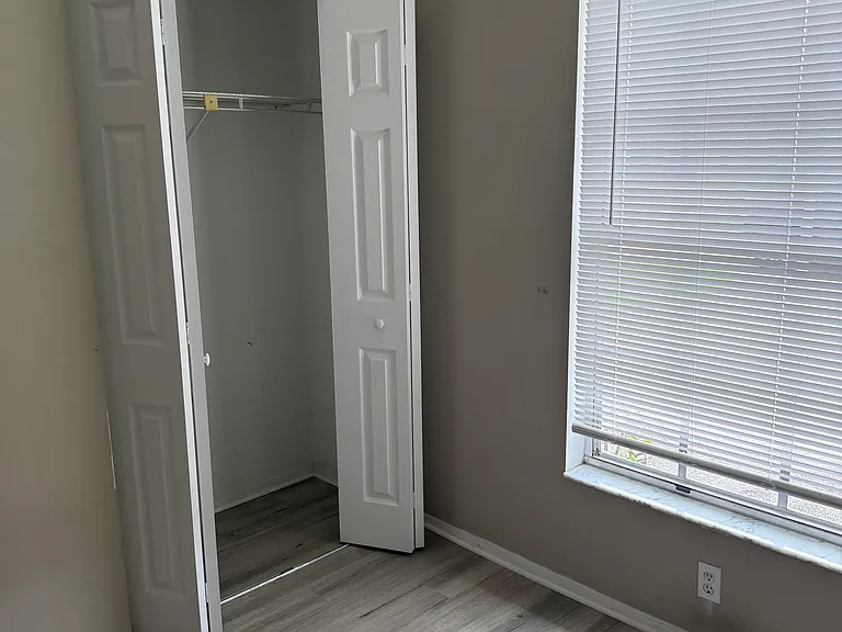 937 Burlwood St — Photo 10