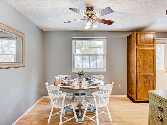 4th image of 3792 Farm Brook Ln