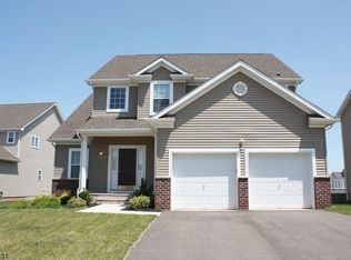 12 Canvass Ct, Somerset, NJ 08873