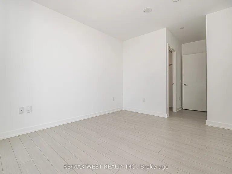 4010 Eglinton Ave W #815 — Photo 8