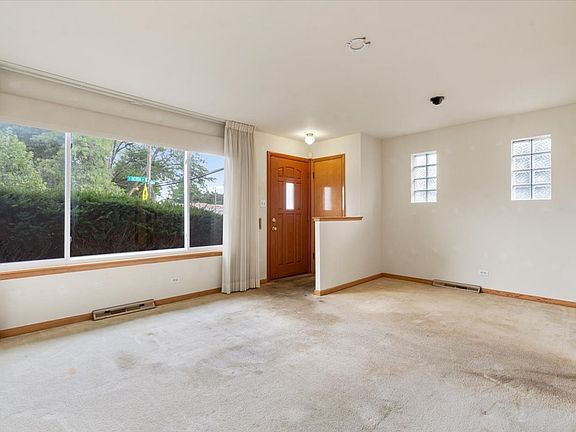 4th image of 7101 W Devon Ave