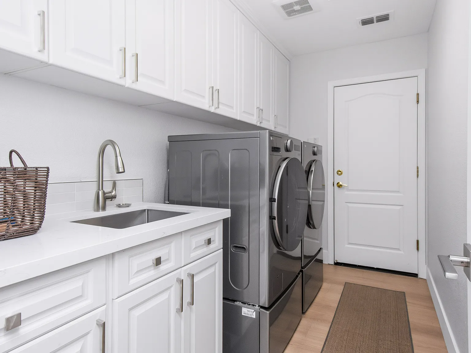 3 bed, 2259 sqft, $3,400 — Photo 4