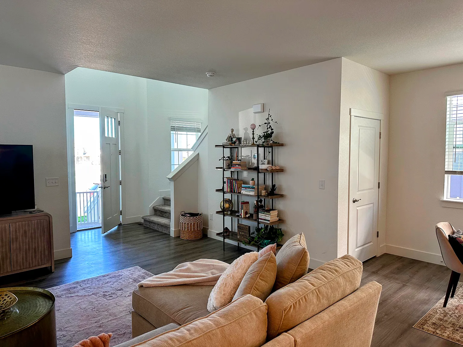 3 bed, 2.5 bath, 2385 sqft, $3,450 — Photo 3