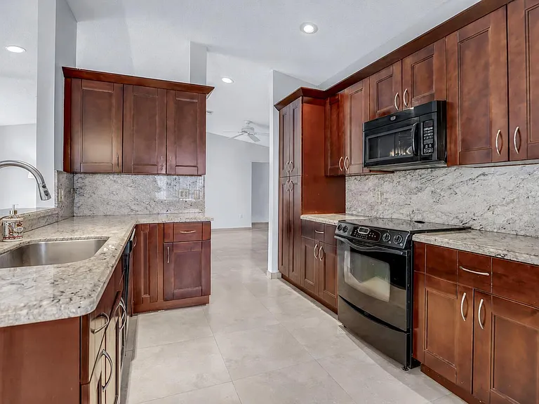 1541 SW 102nd Ter — Photo 14