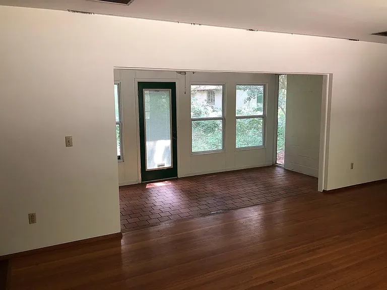 2050 University Blvd S — Photo 5