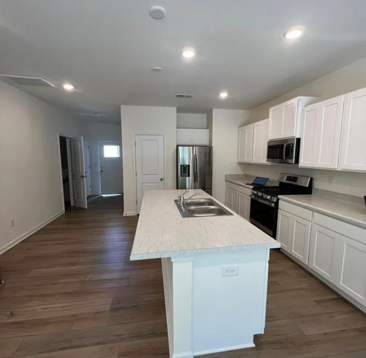 3 bed, 2.5 bath, 1688 sqft, $1,925 — Photo 4