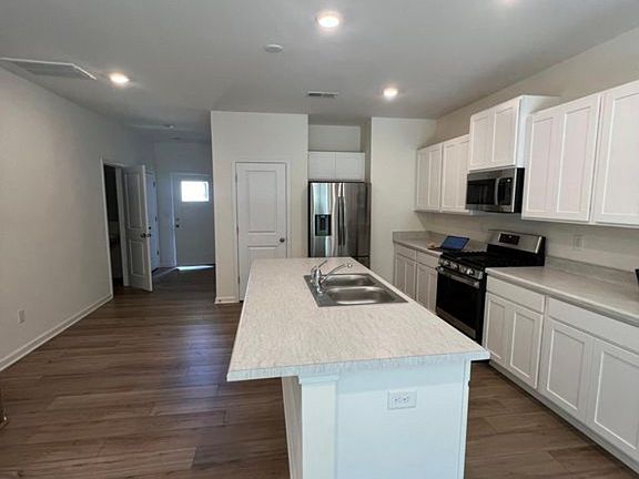 4th image of 2725 Aubrey St