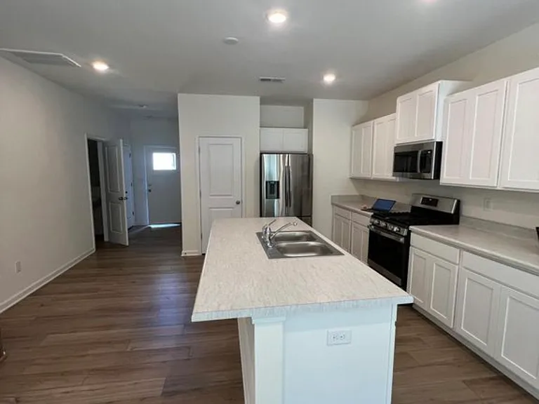 2725 Aubrey St — Photo 4