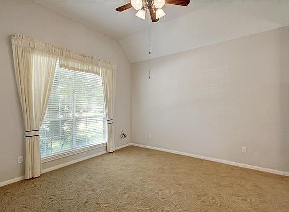5th image of 1004 Apache Oaks Dr