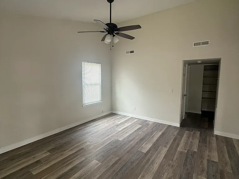 300 Macgregor Dr — Photo 3