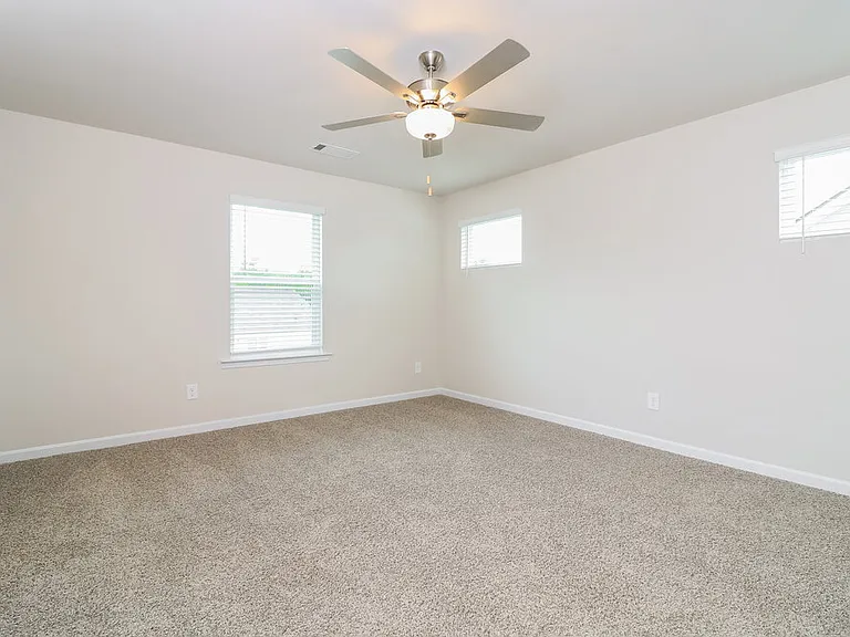 643 Mackenzie Cv — Photo 13
