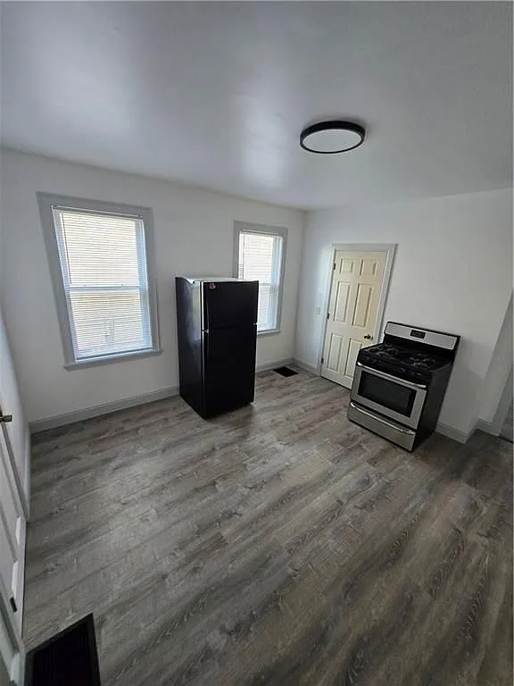 2 bed, 1.0 bath, 1100 sqft, $2,095 — Photo 3