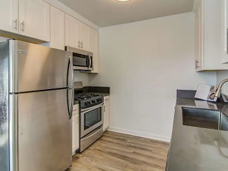 570 N Los Robles Ave — Photo 16