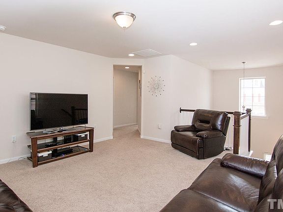 5th image of 210 Begen St