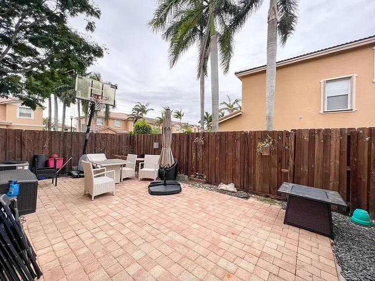 4175 NE 9th St — Photo 14