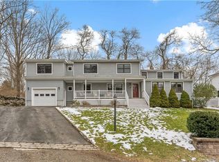 11 Brookside Ct, Norwalk, CT 06854