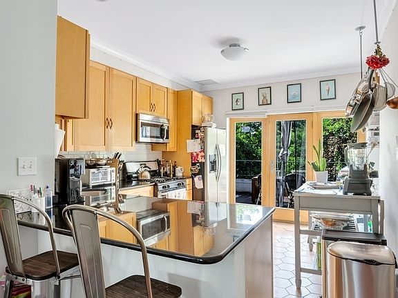 3rd image of 80 Hoyt St #2