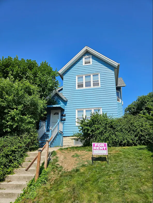 3 bed, 2200 sqft, $1,950 — Photo 1