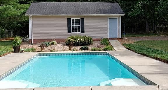 5th image of 207 Beech Brook Ln