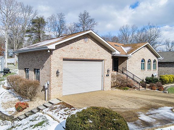 3rd image of 107 Sugarbush Cir