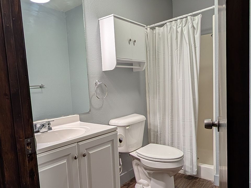 2nd Bathroom 3/4