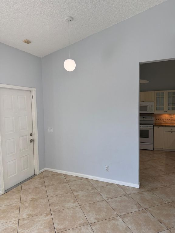 2351 NE 14th Street Cswy APT 537, photo 3