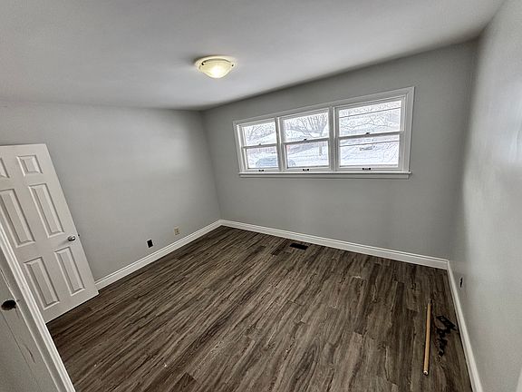 4th image of 140 Byron Ave #4