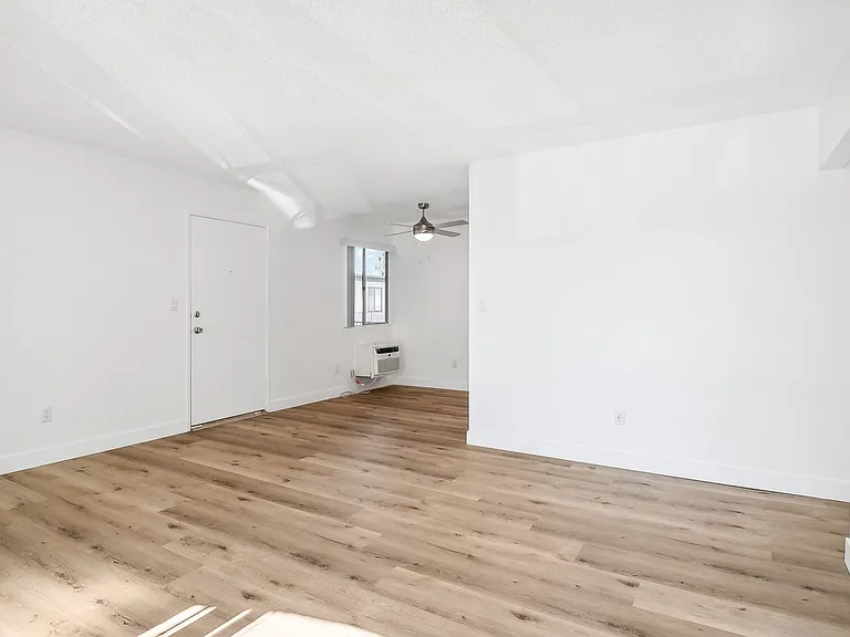 Terre at 1038 Peach — Photo 6