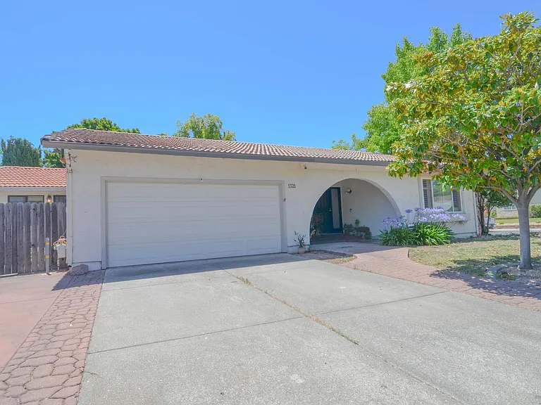 1321 Astoria Dr — Photo 3