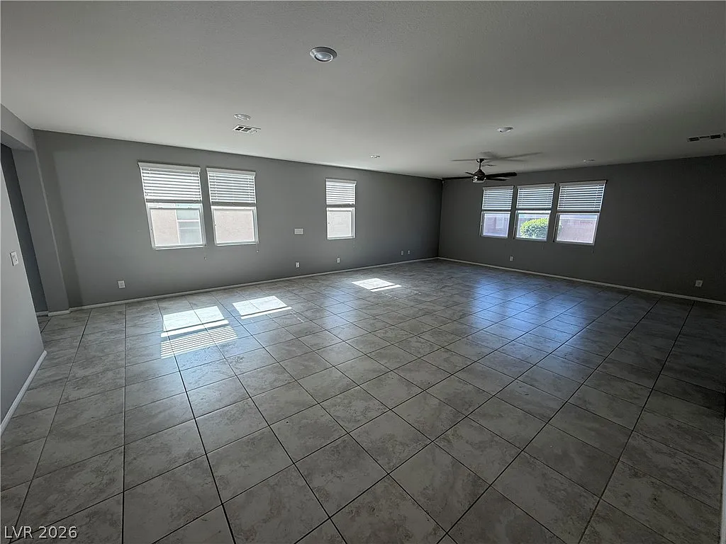 5 bed, 3.5 bath, 3057 sqft, $3,100 — Photo 2