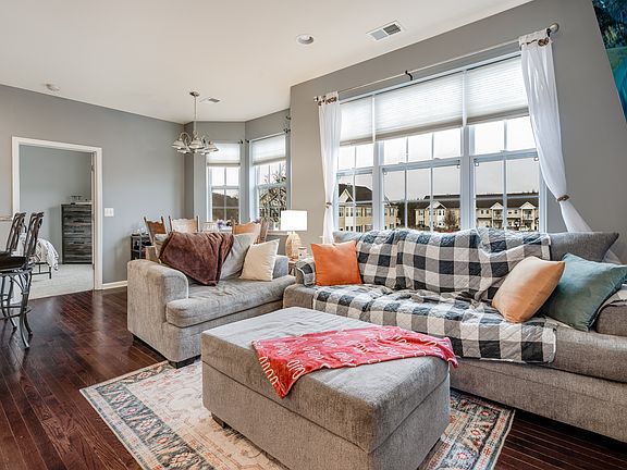 4th image of 504 Commons Ln #504