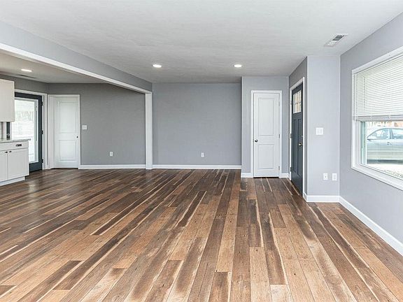 3rd image of 859 Hawthorne Dr