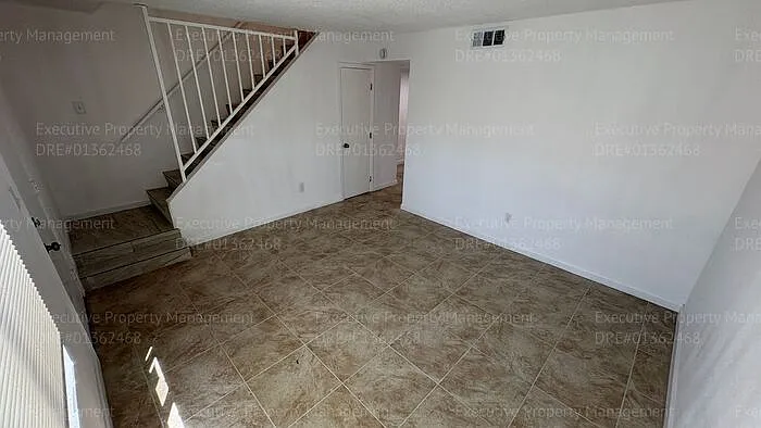 2909 S Chester Ave #16 — Photo 3