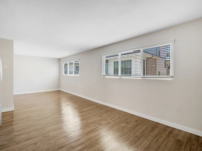419 N Broadway — Photo 12