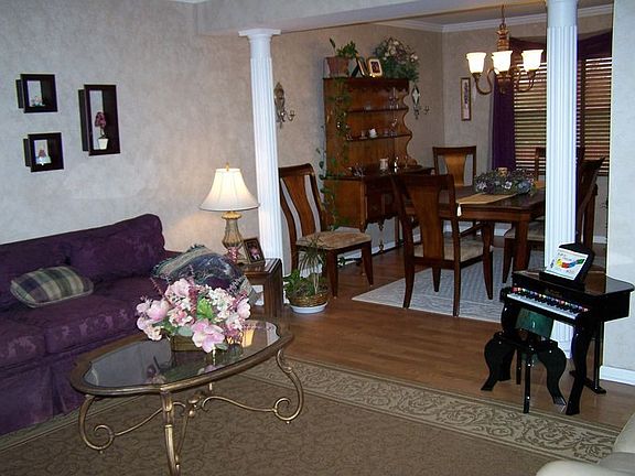 Well appointed living/dining room