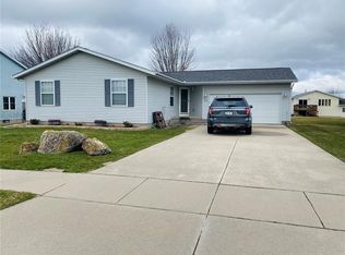 611 Nodaway Dr, Center Point, IA 52213