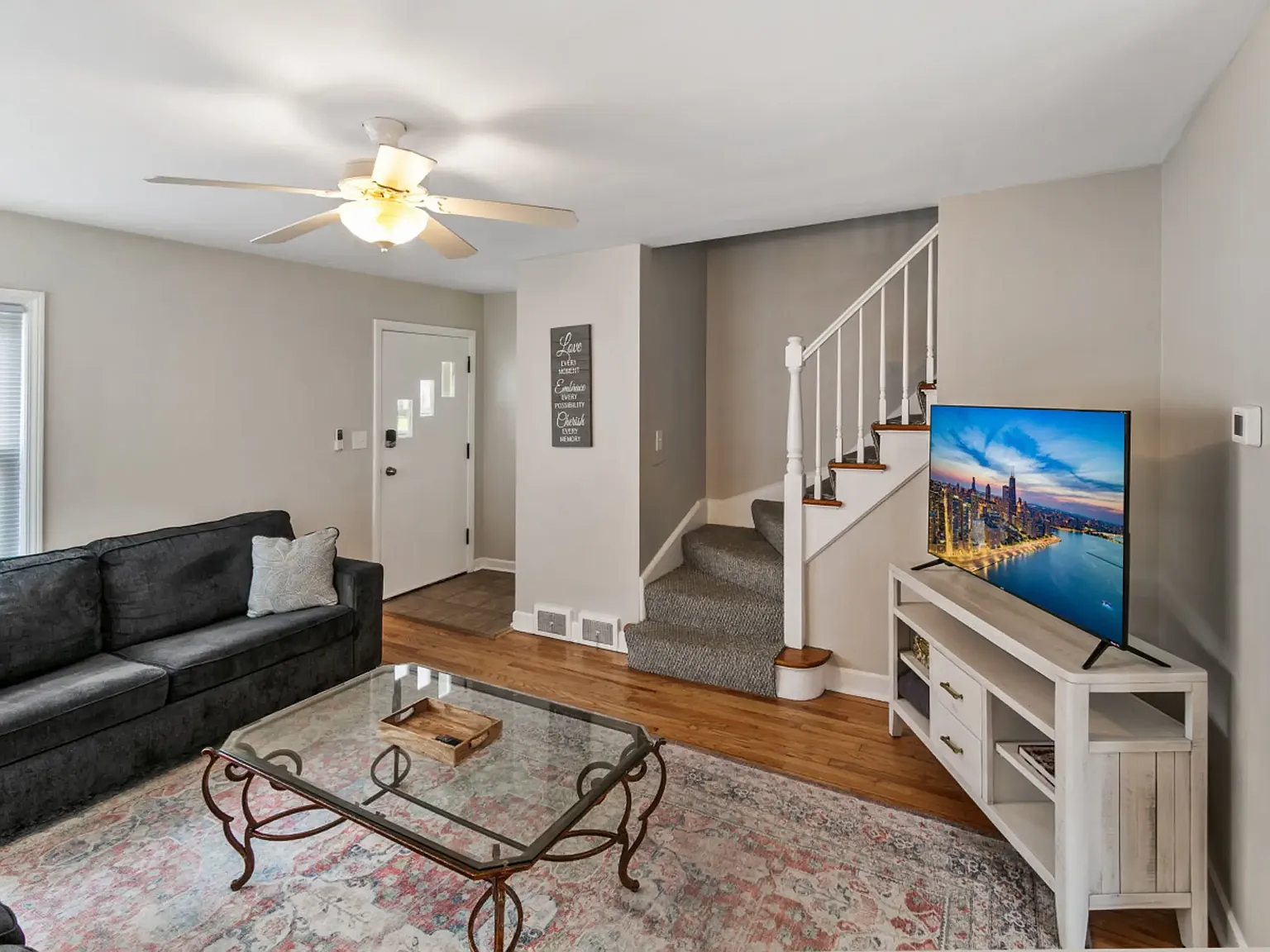 3 bed, 1000 sqft, $3,200 — Photo 2