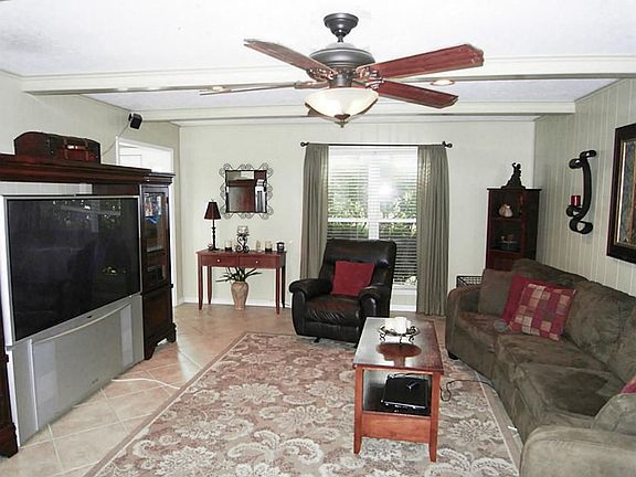 NICE SIZED LIVING AREA
