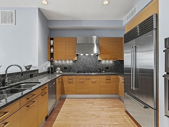 5th image of 500 W Superior St Unit 905