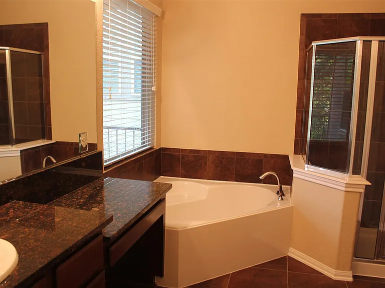 22 Cheswood Manor Dr — Photo 11